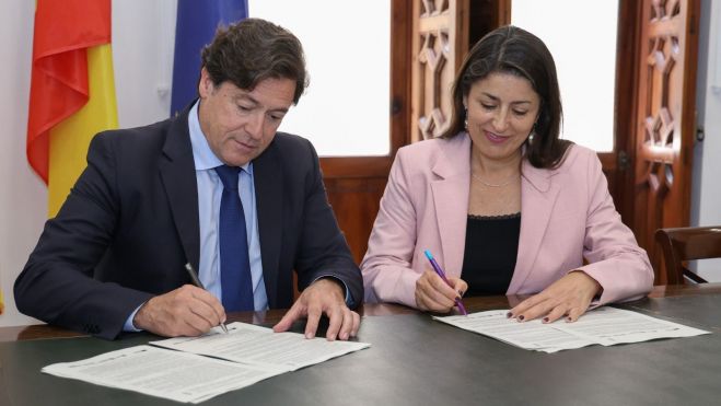 José Antonio Redorat, director general d'Administració Local, i la Directora Gerent de ValgrAI, Ana Cidad signen el conveni de Digital-IA José Antonio Redorat, director general d'Administració Local, i la Directora Gerent de ValgrAI, Ana Cidad, signen el conveni de Digital-IA