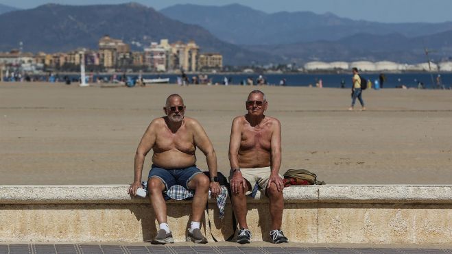 Dos personas en la playa en la ola de calor