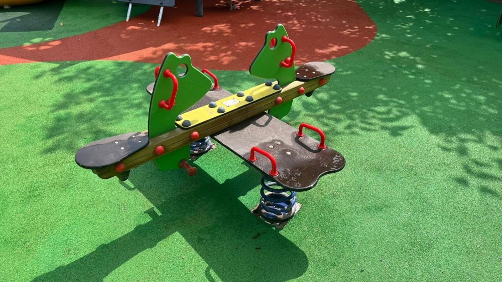 Imagen de uno de los juegos menores de la zona de juegos infantiles del tramo XIV del antiguo cauce del río Túria