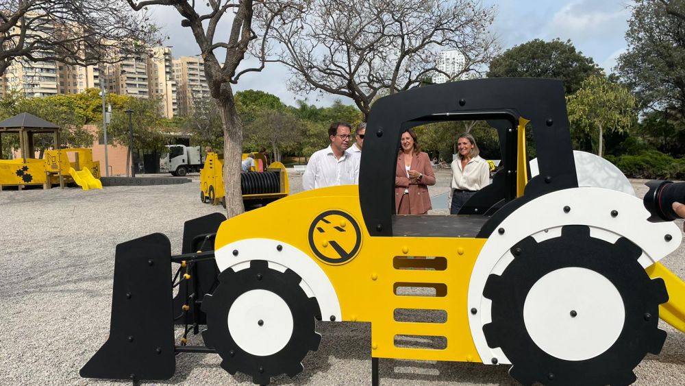 La concejala de Parques y Jardines, Mónica Gil, asiste a la apertura del nuevo parque infantil en el Jardín del Turia