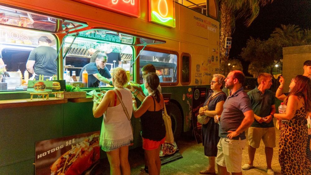 Foodtruck de perritos calientes de la Gastro Week de 2024 Foodtruck de perritos calientes de la Gastro Week de 2024
