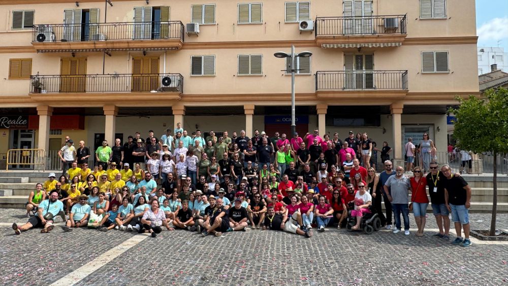 Celebración de la Mascletà Manual a cargo de Interpenyes en la plaza del Pueblo de Paterna Celebración de la Mascletà Manual a cargo de Interpenyes en la plaza del Pueblo de Paterna