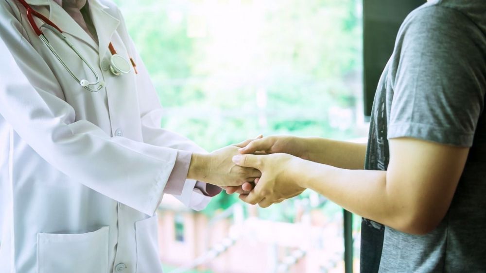 Una doctora y un paciente en un centro de salud Una doctora y un paciente en un centro de salud