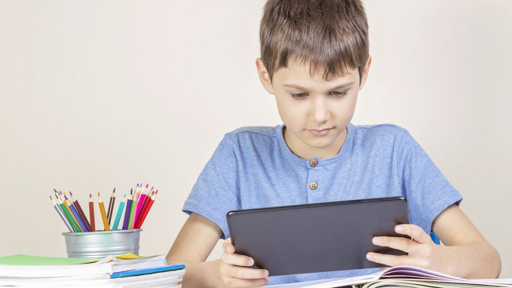 Un alumno estudiando con una tablet. Foto de Getty Images, créditos para Vejaa