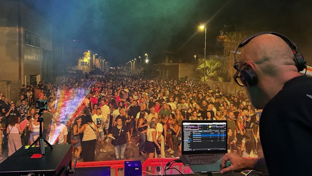 Una discomóvil en las Fiestas de Rafelbunyol Una discomóvil en las Fiestas de Rafelbunyol