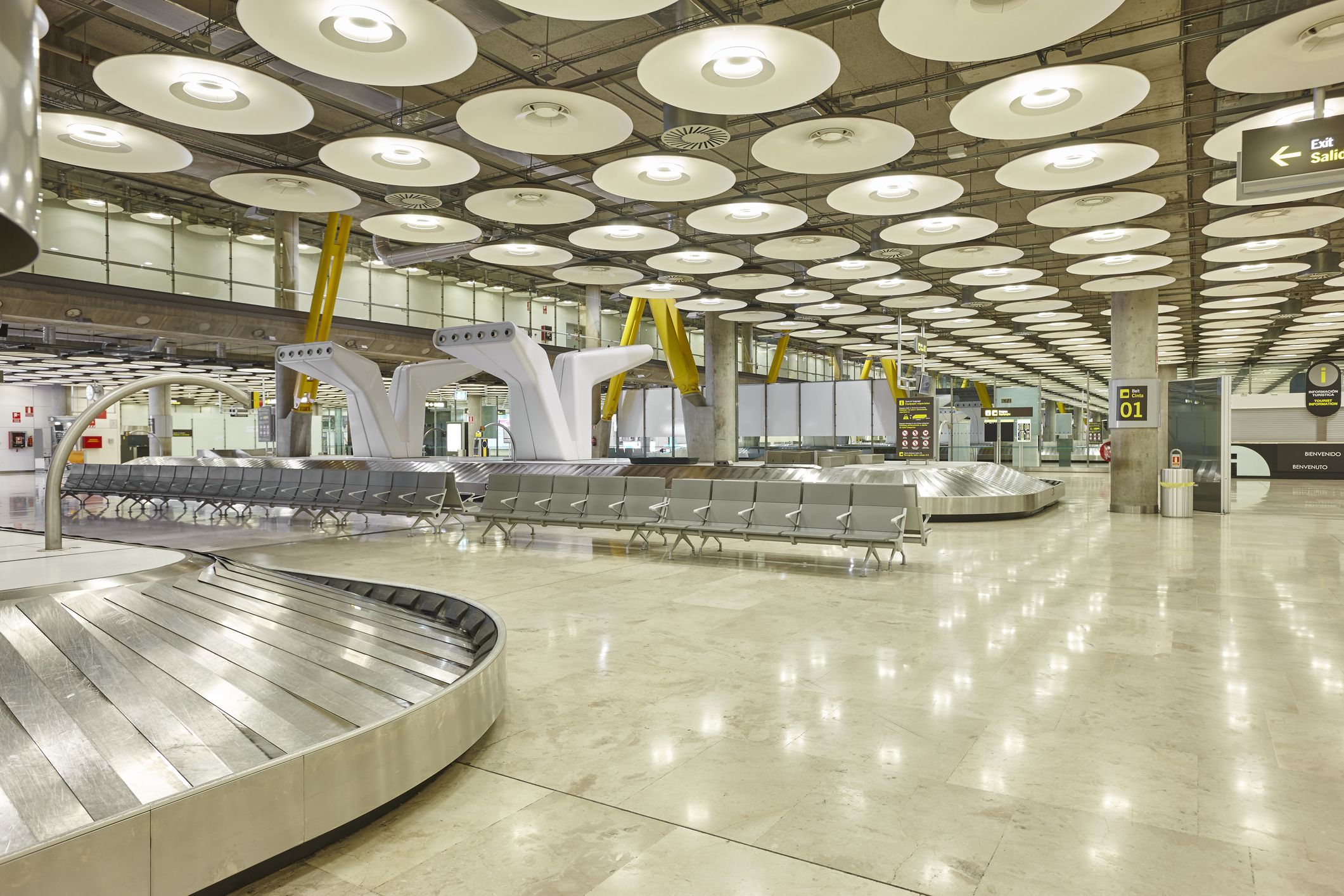 Interior del aeropuerto, zona de recogida de maletas. Foto de GettyImages, crédito de ABBPhoto.