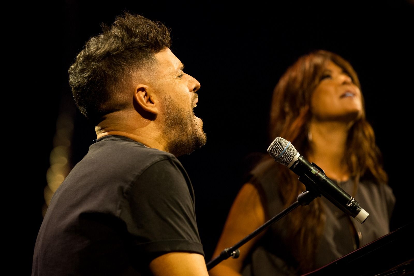 Pablo López y Vanesa Martín en el concierto homenaje a Nino Bravo en el Roig Arena de València