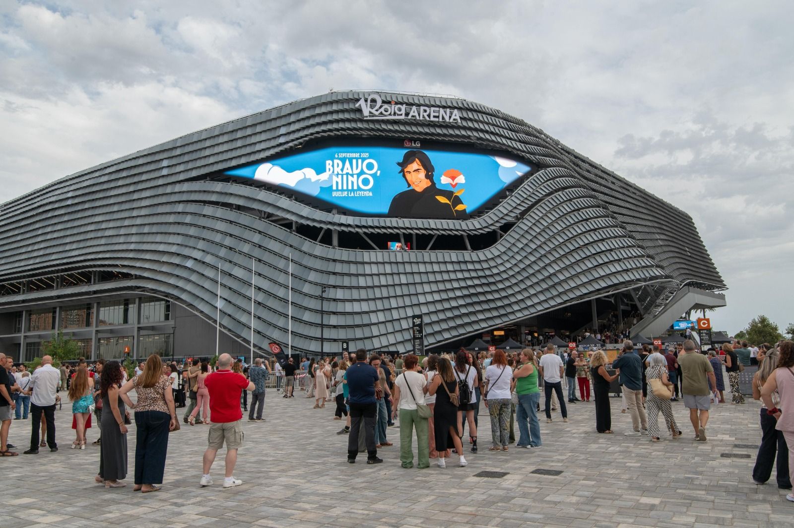 Exterior del Roig Arena durant el concert homenatge a Nino Bravo