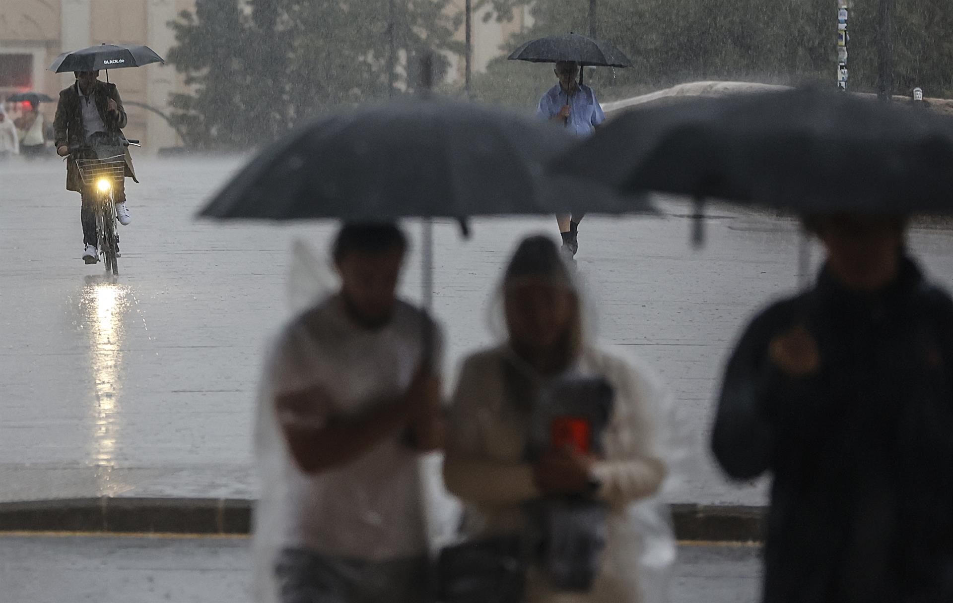 Varias personas con paraguas bajo la lluvia en València (Foto: Rober Solsona - Europa Press)