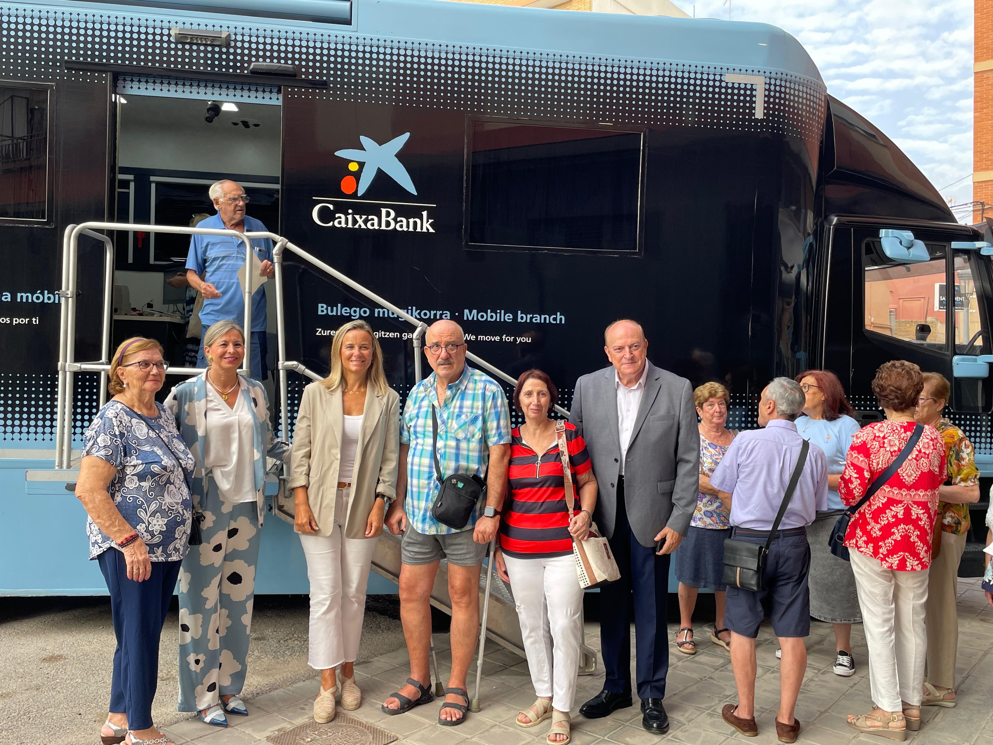 Presentación de la oficina móvil de Caixabank en La Fonteta