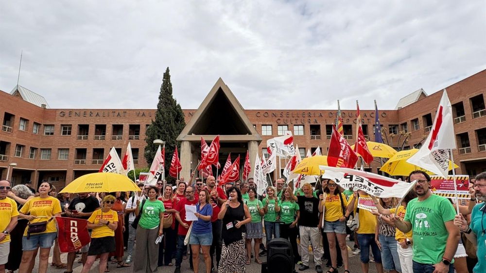 Professorat de FP i sindicats durant una concentració davant la Conselleria d'Educació Professorat de FP i sindicats durant una concentració davant la Conselleria d'Educació