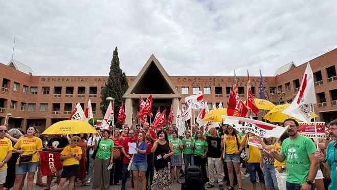 Professorat d'FP i sindicats durant una concentració davant la Conselleria d'Educació