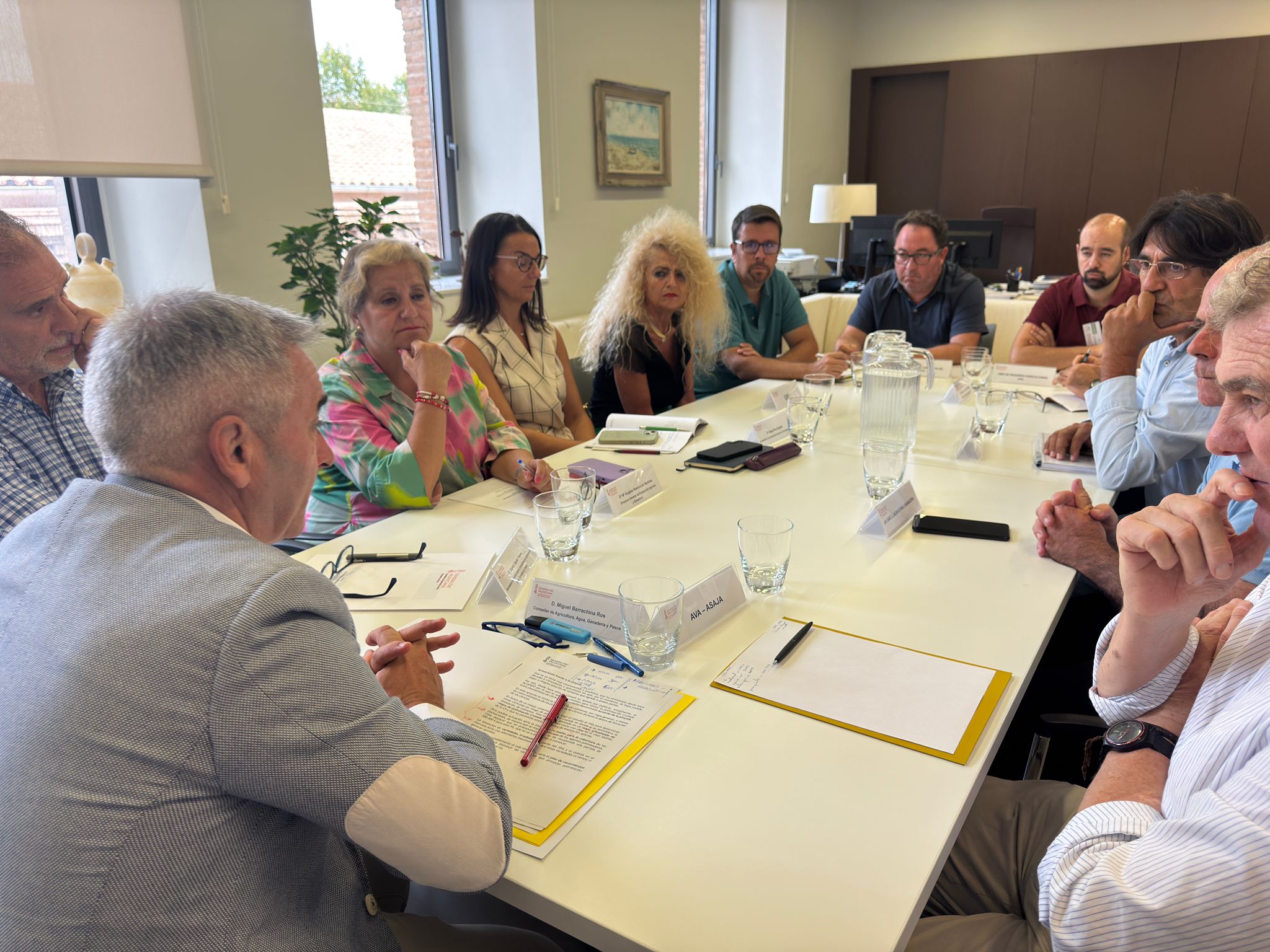 El conseller d'Agricultura, Aigua, Ramaderia i Pesca, Miguel Barrachina, en una trobada amb representants de les principals organitzacions agràries de la Comunitat Valenciana