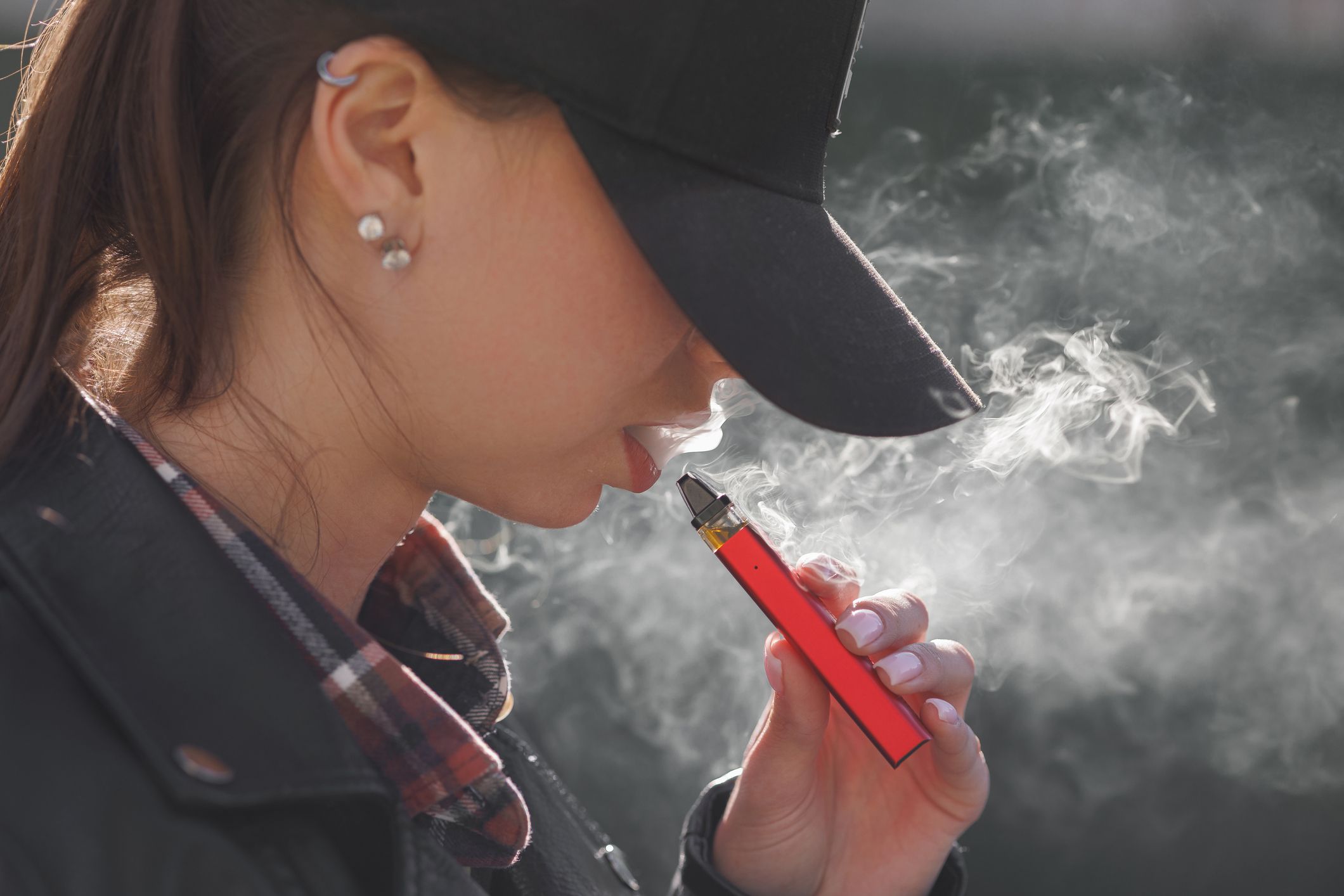 Una persona fumando vaper. Foto de GettyImages, crédito de Sergi Kolesnikov