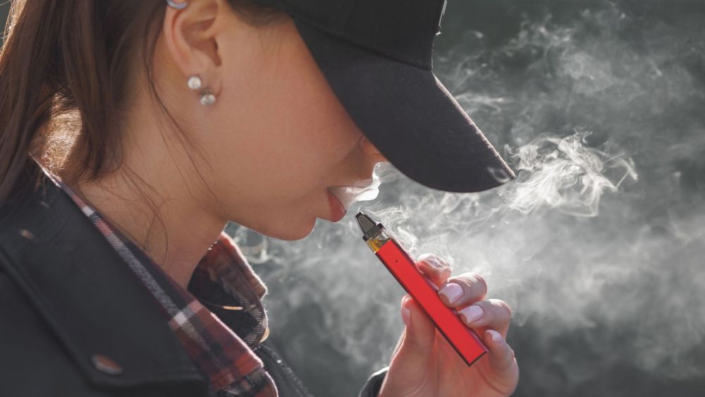 Una persona fumant vaper. Foto de GettyImages, crèdit de Sergi Kolesnikov