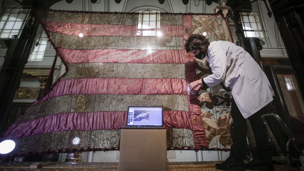 Expertos retocando la Senyera de València