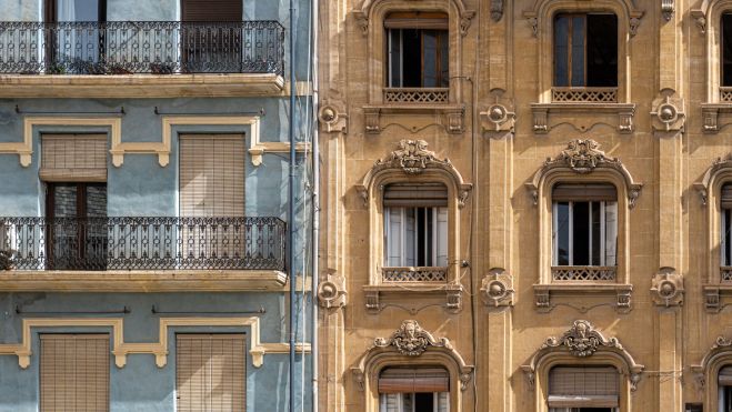 Fachada de un conjunto de viviendas en la ciudad de València