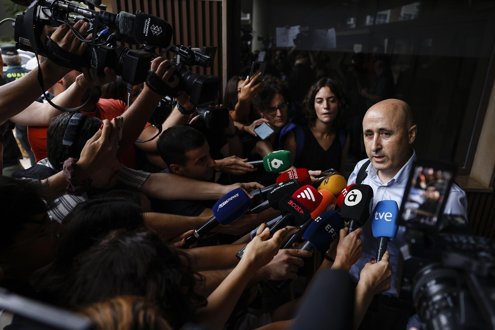 El presidente de la Confederación Hidrográfica del Júcar, Miguel Polo, ofrece declaraciones a los medios a su llegada a declarar como testigo en el juzgado de Catarroja por la dana.   Rober Solsona   Europa Press