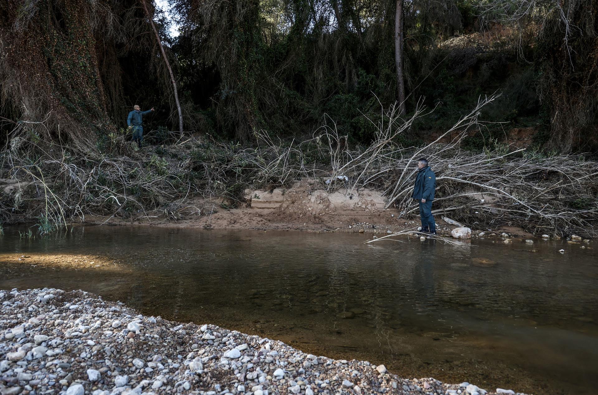 Dos agentes del Seprona rastrean un barranco en la zona de Pedralba tras la dana (Europa Press)