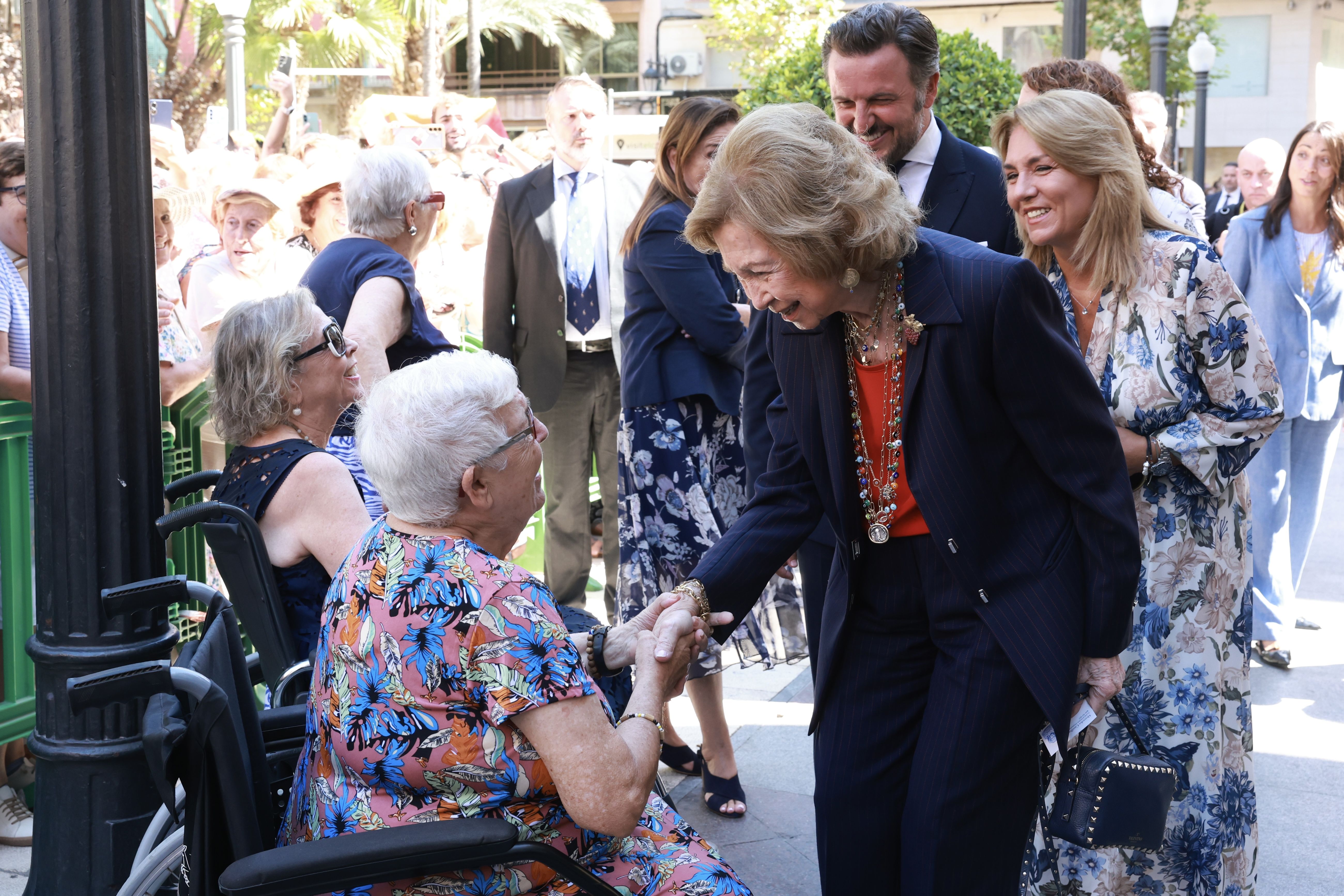Susana Camarero i la Reina Sofia amb una anciana