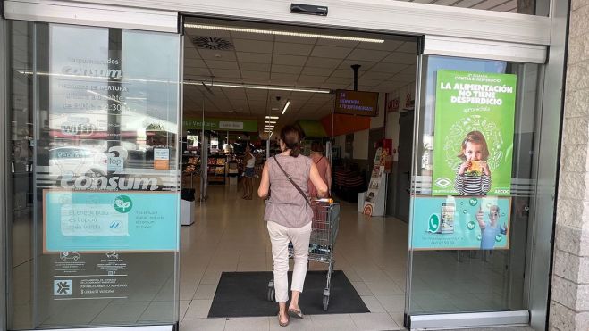 Una dona entra a un supermercat Consum a València Una dona entra a un supermercat Consum a València
