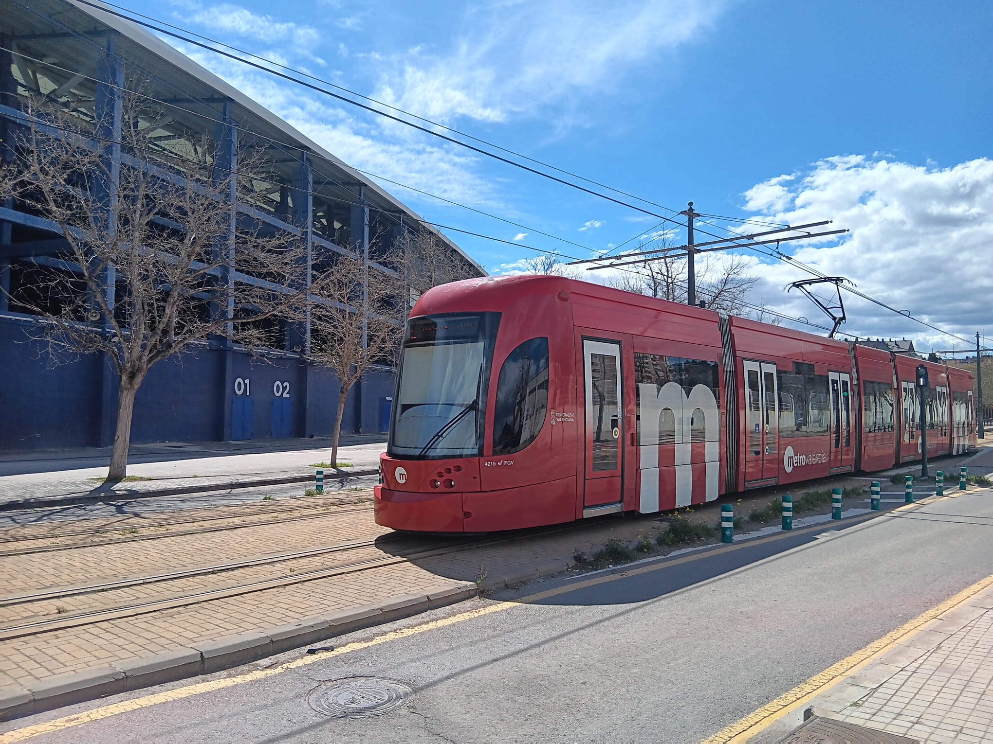 Un tranvía de Metrovalencia durante su paso por el Estadi Ciutat de València