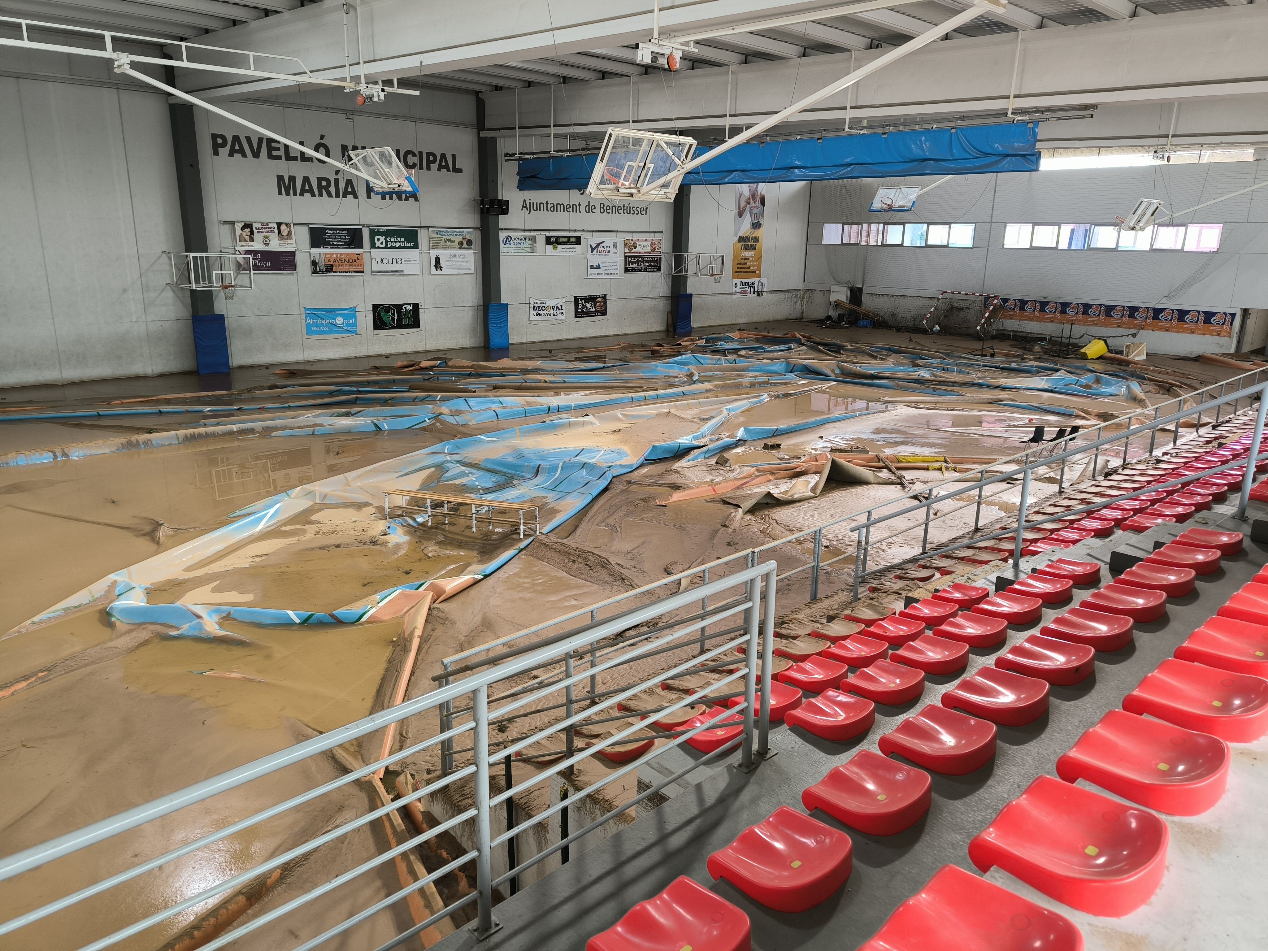 Estado del pabellón deportivo municipal de Benetússer días después de la riada