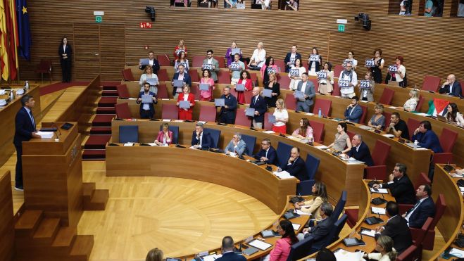 La oposición con el cartel de las 229 víctimas de la DANA en Les Corts