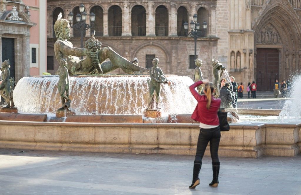 Fuente del monumento al río Turia, obra de Silvestre de Edeta, en la plaza de la Virgen de Valencia