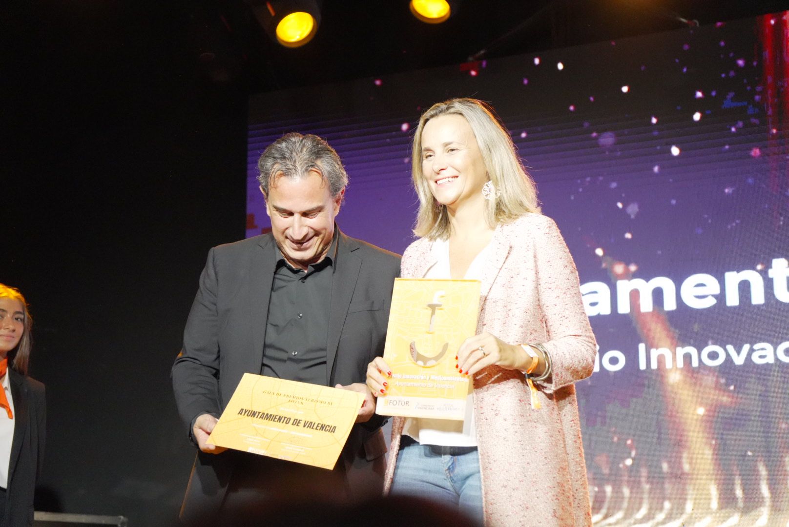 El president de FOTUR, Víctor Pérez, i la regidora de Turisme, Paula Llobet