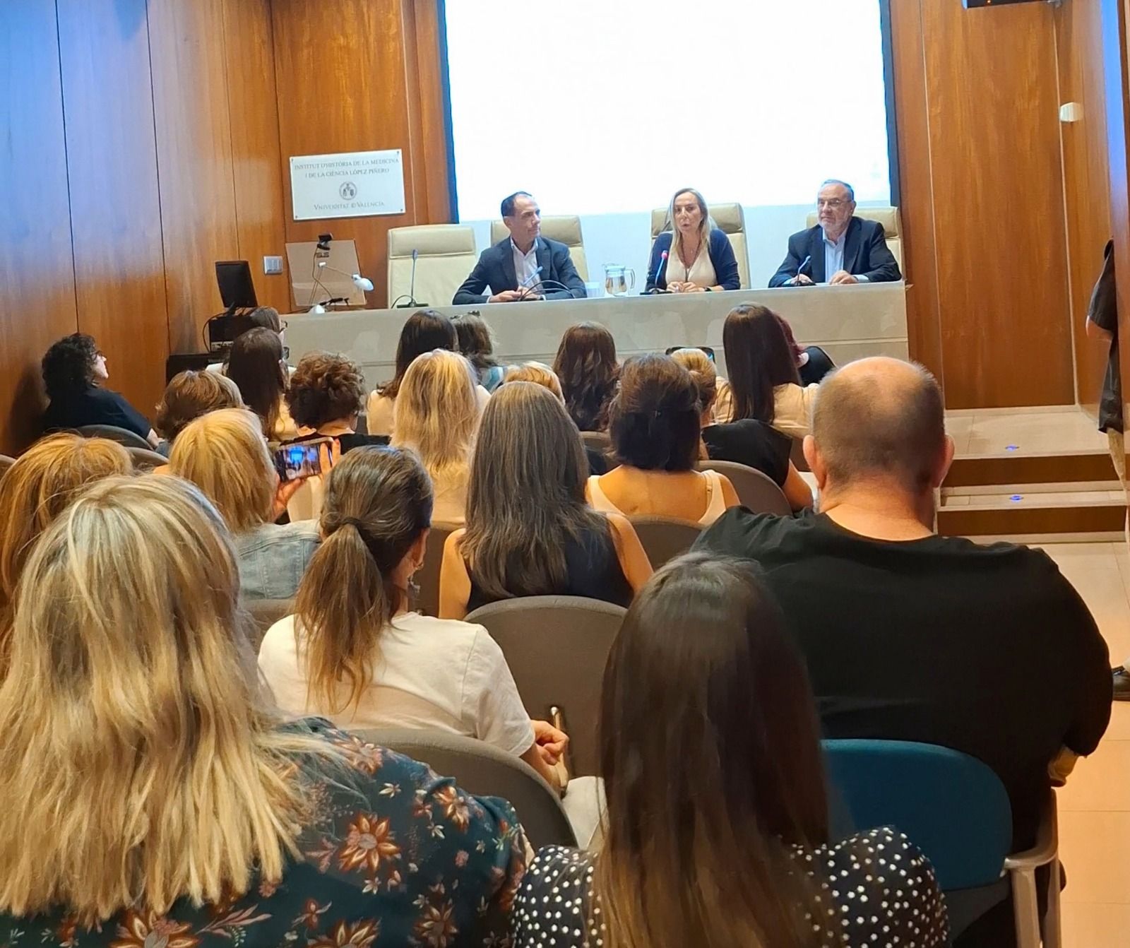 La iniciativa tiene como objetivo prevenir y formar a profesionales de los servicios sociales, policías y asociaciones