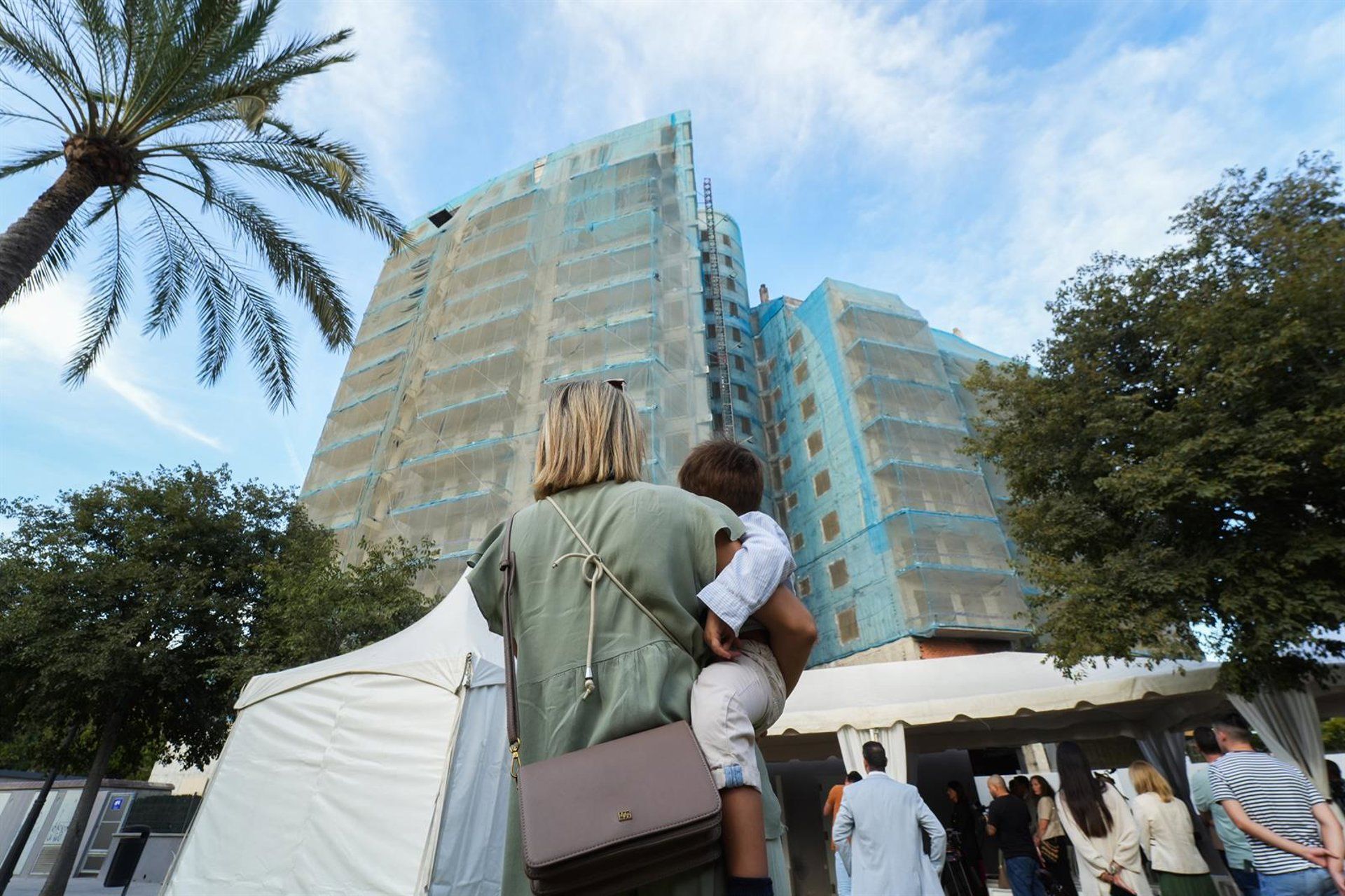 Un grup de persones durant l'acte commemoratiu i d'inici d'obra de rehabilitació de l'edifici de Campanar incendiat el 22 de febrer de 2024. - Jorge Gil - Europa Press