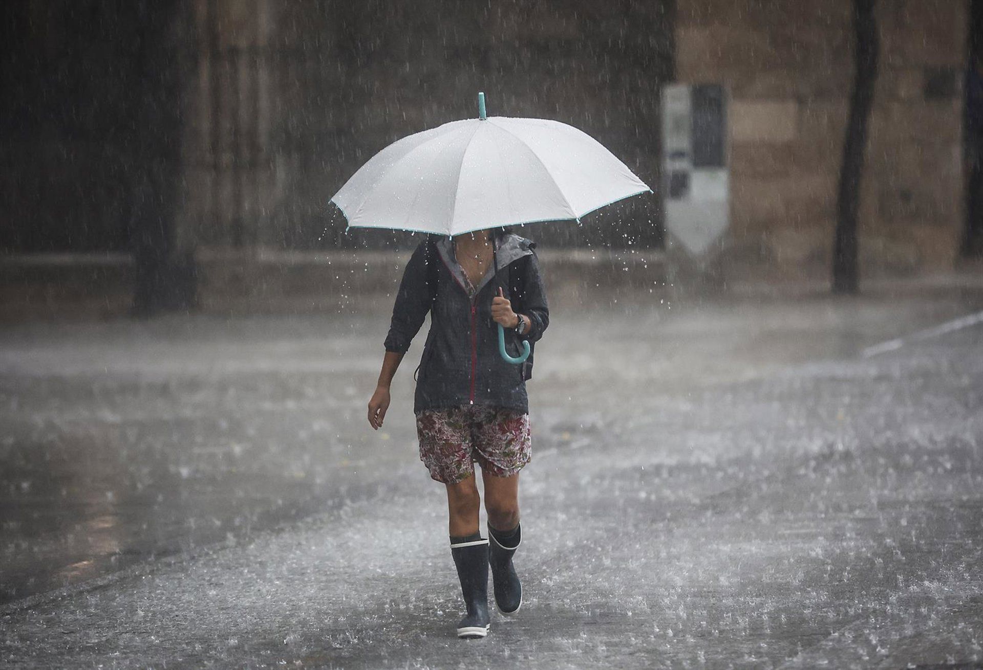 Archivo - Una persona camina con un paraguas bajo la lluvia en València. Imagen de archivo. - Rober Solsona - Europa Press - Archivo