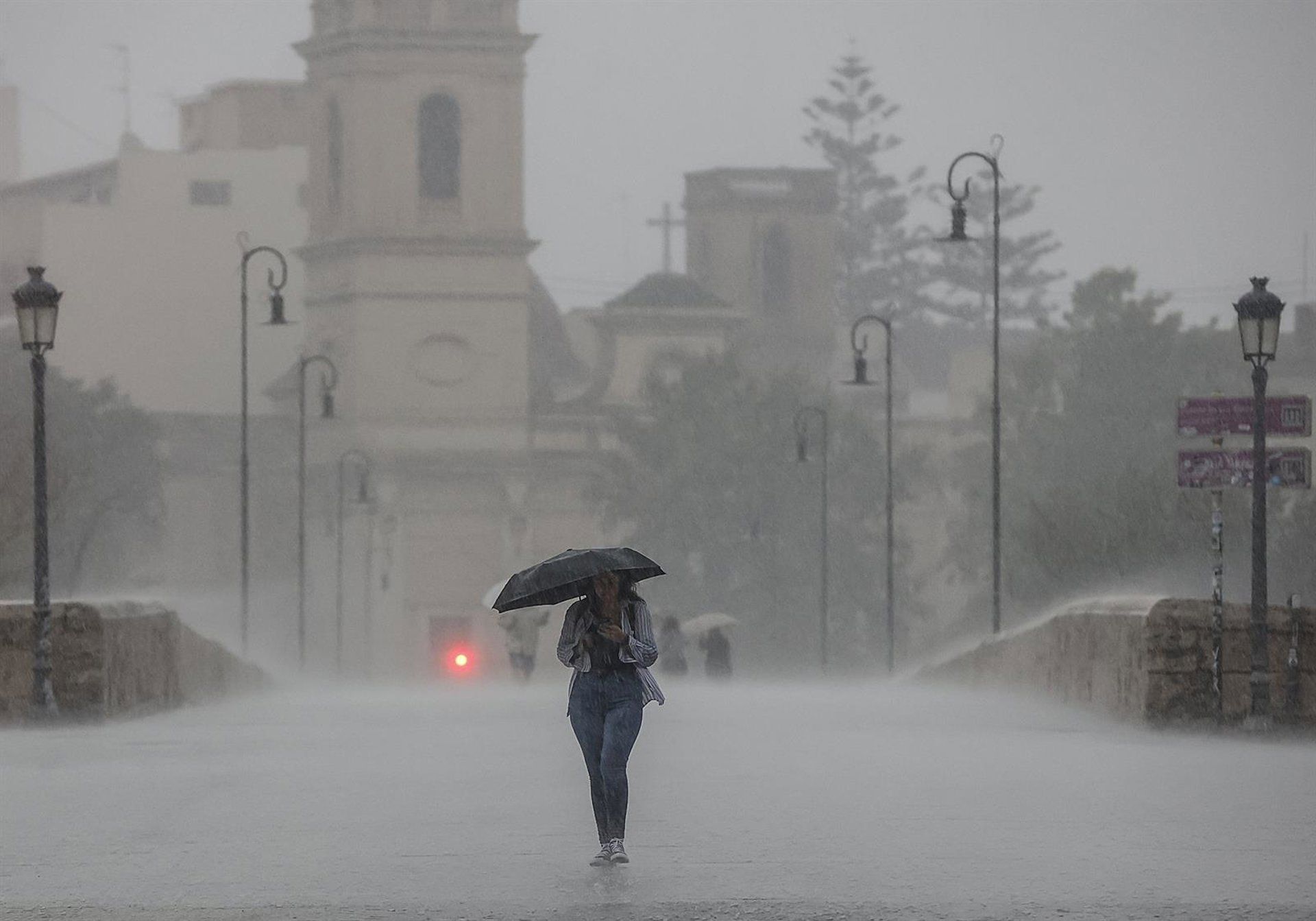 Una persona en bicicleta bajo la lluvia, a 15 de septiembre de 2023, en València - Rober Solsona - Europa Press - Archivo