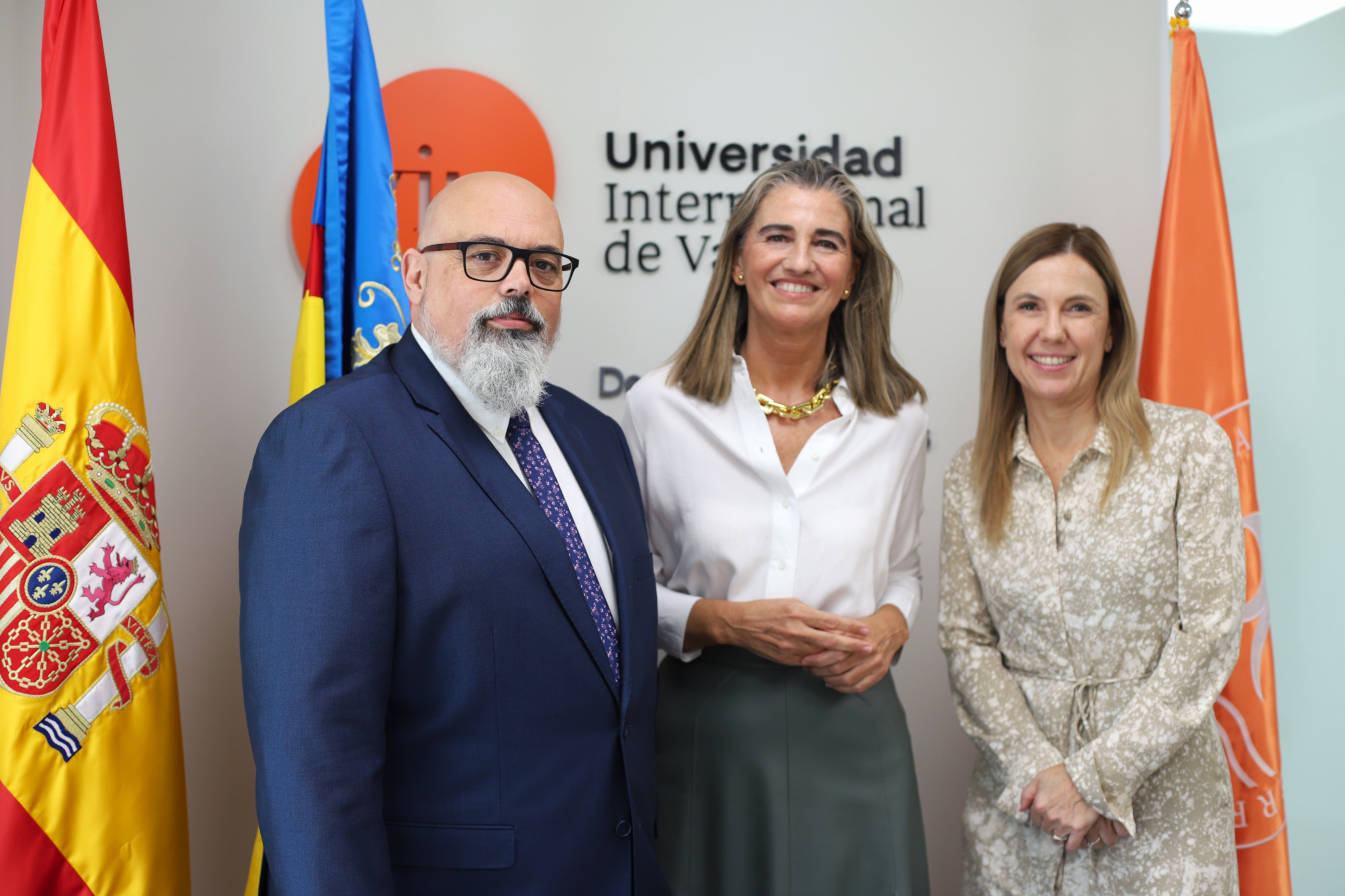 Juan José Agún, co-director de la nueva Cátedra, junto a la Dra. Julia Martínez Candado, Decana de la Facultad de Ciencias Sociales y Jurídicas de VIU y la Dra. Nuria Pastor Ramos, Presidenta de Serprecova