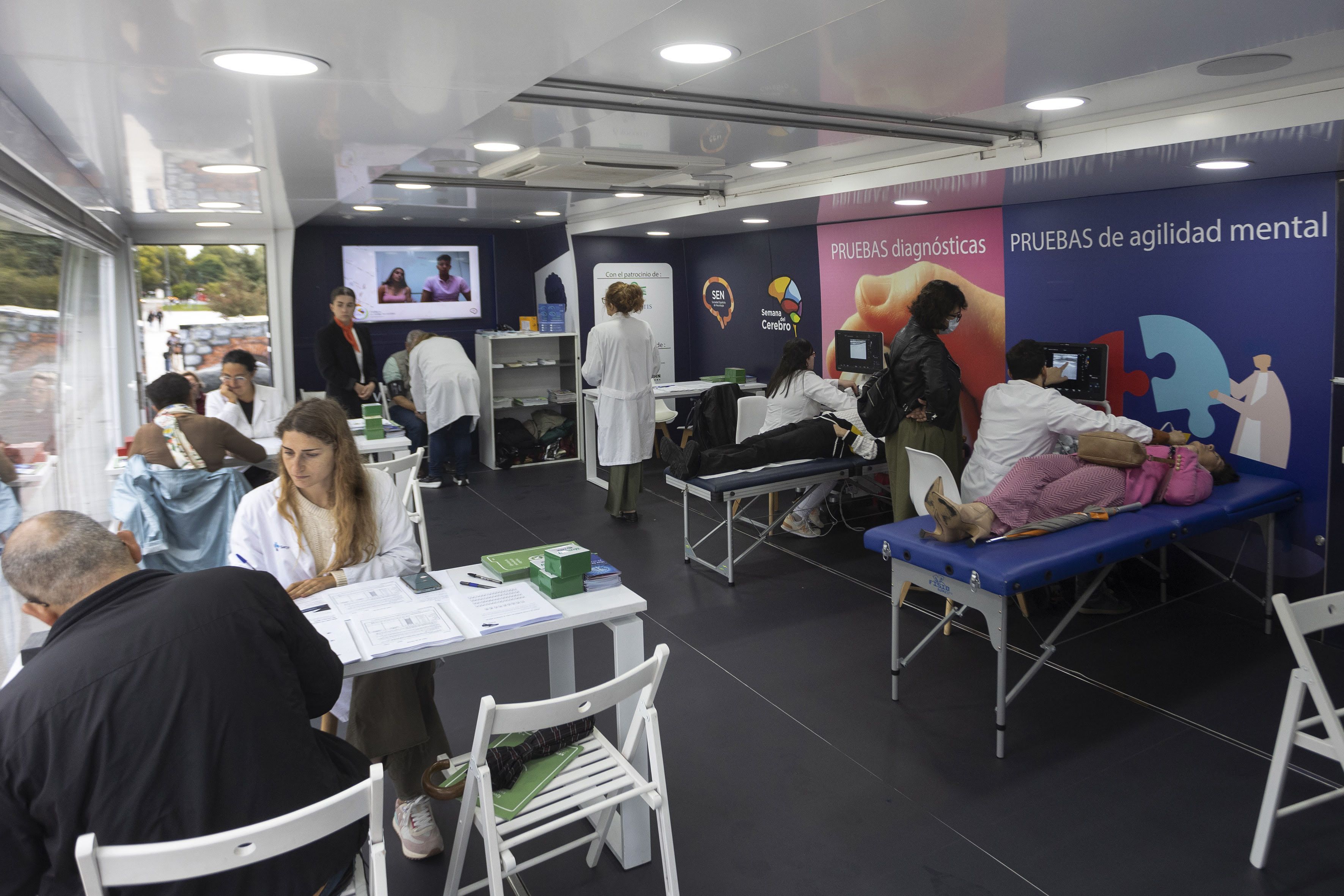 Interior del autobús del cerebro