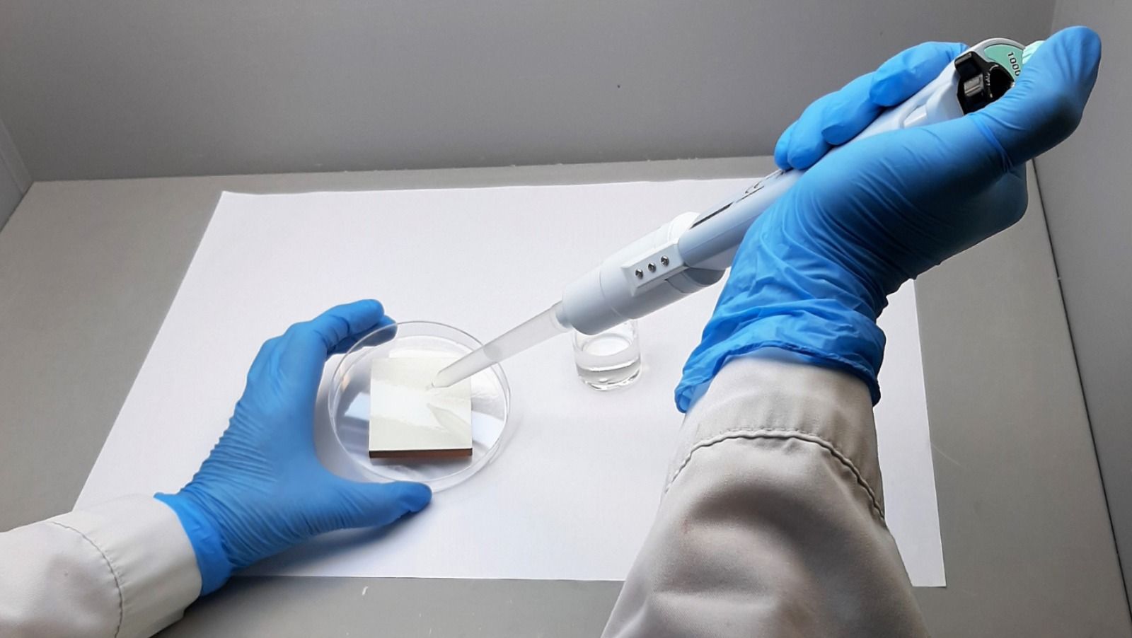 Assaig de superfícies ceràmiques enfront de virus