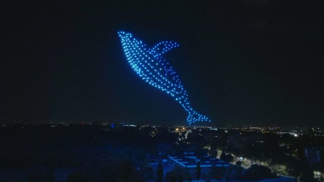Varios drones forman una ballena en el cielo de València (Foto: Umiles Group)