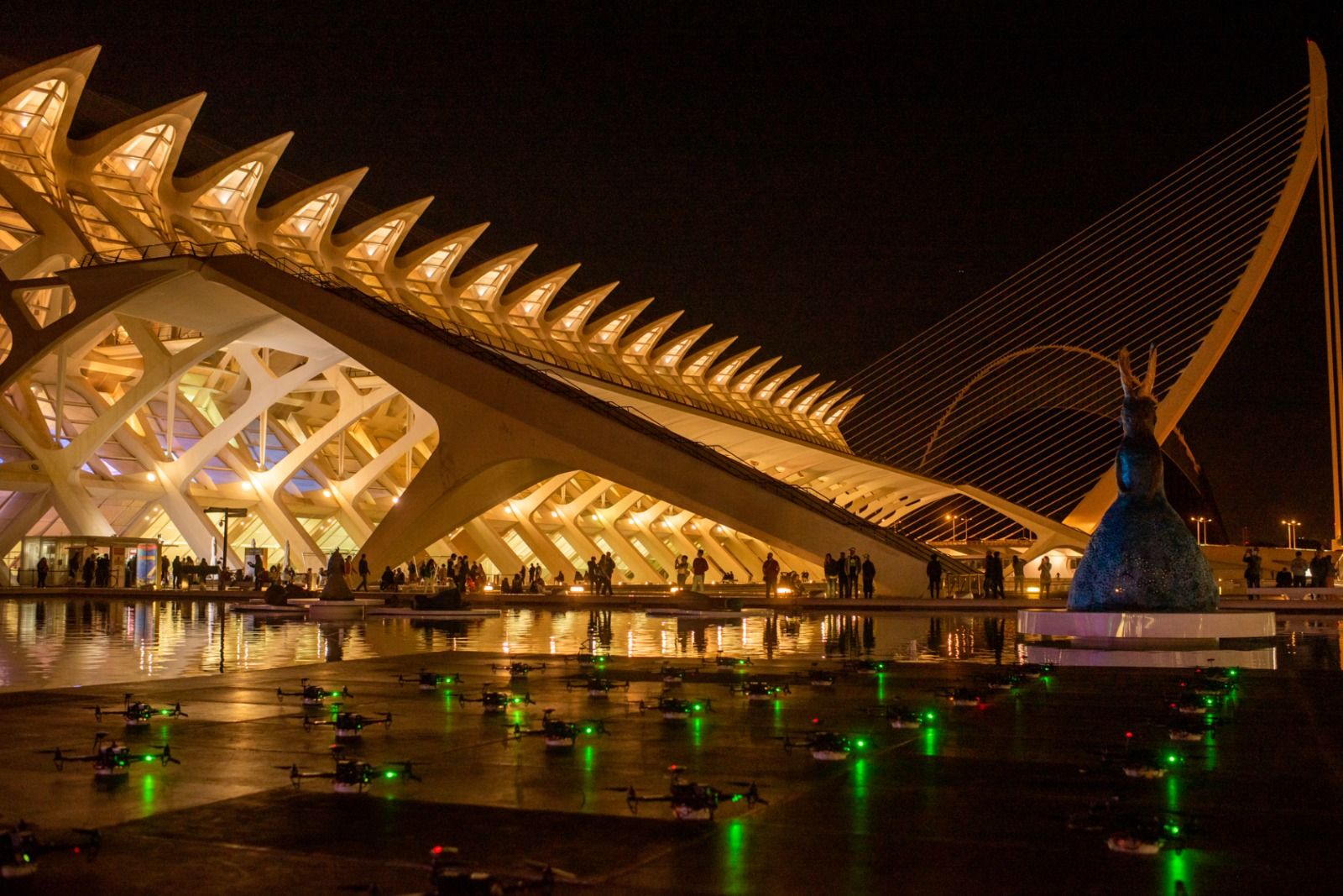 Un grupo de drones se preparan para sobrevolar València en la Ciudad de las Artes y las Ciencias