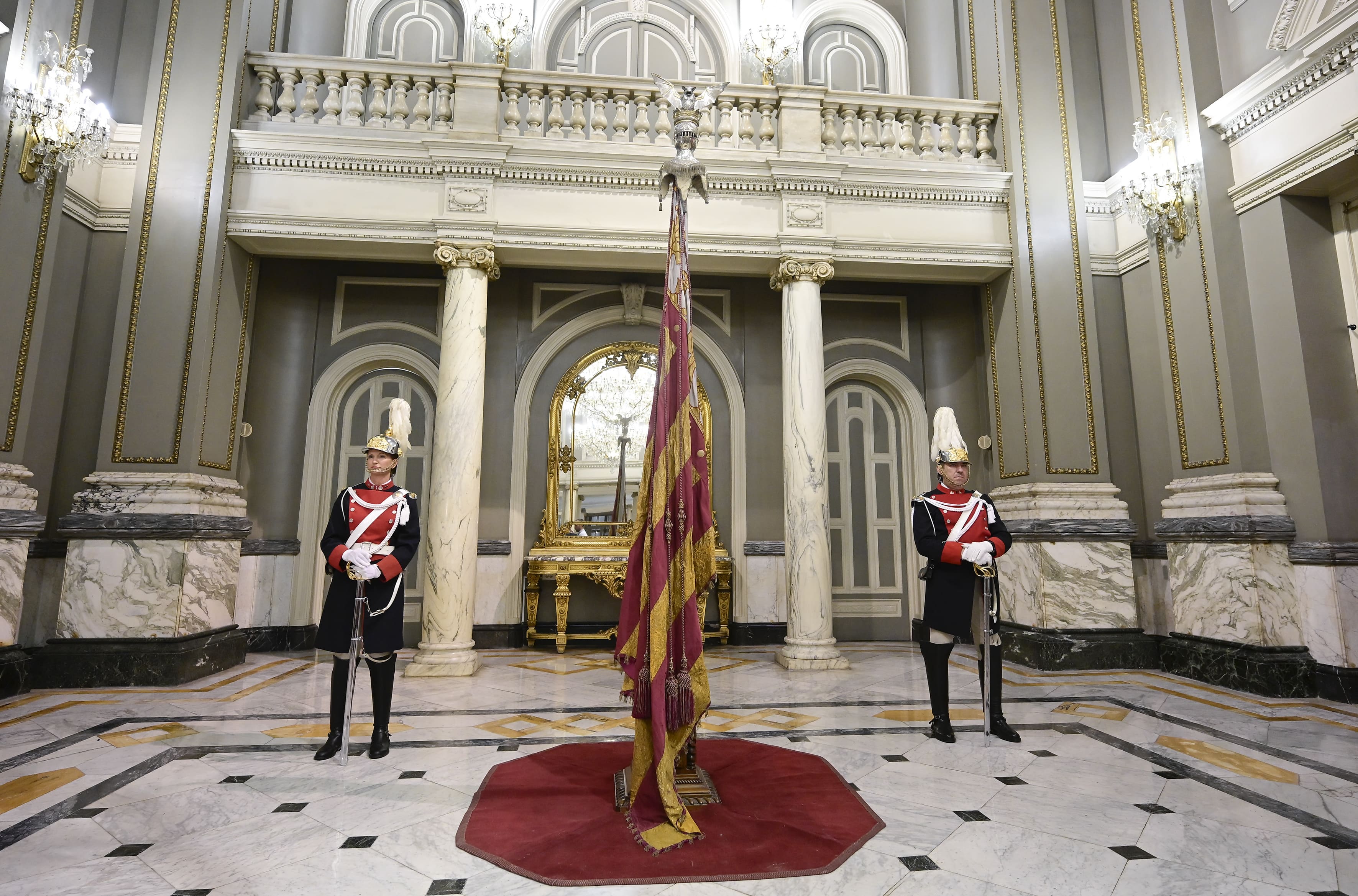   Exposició de la Senyera al Saló de Cristall