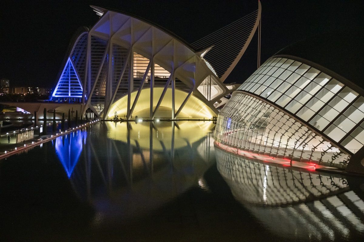 La Ciutat de les Arts i les Ciències con los colores de la senyera