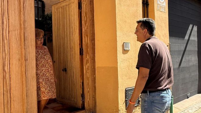 El alcalde de Alfafa, Juan Ramón Adsuara, visitando a una vecina El alcalde de Alfafa, Juan Ramón Adsuara, visitando a una vecina