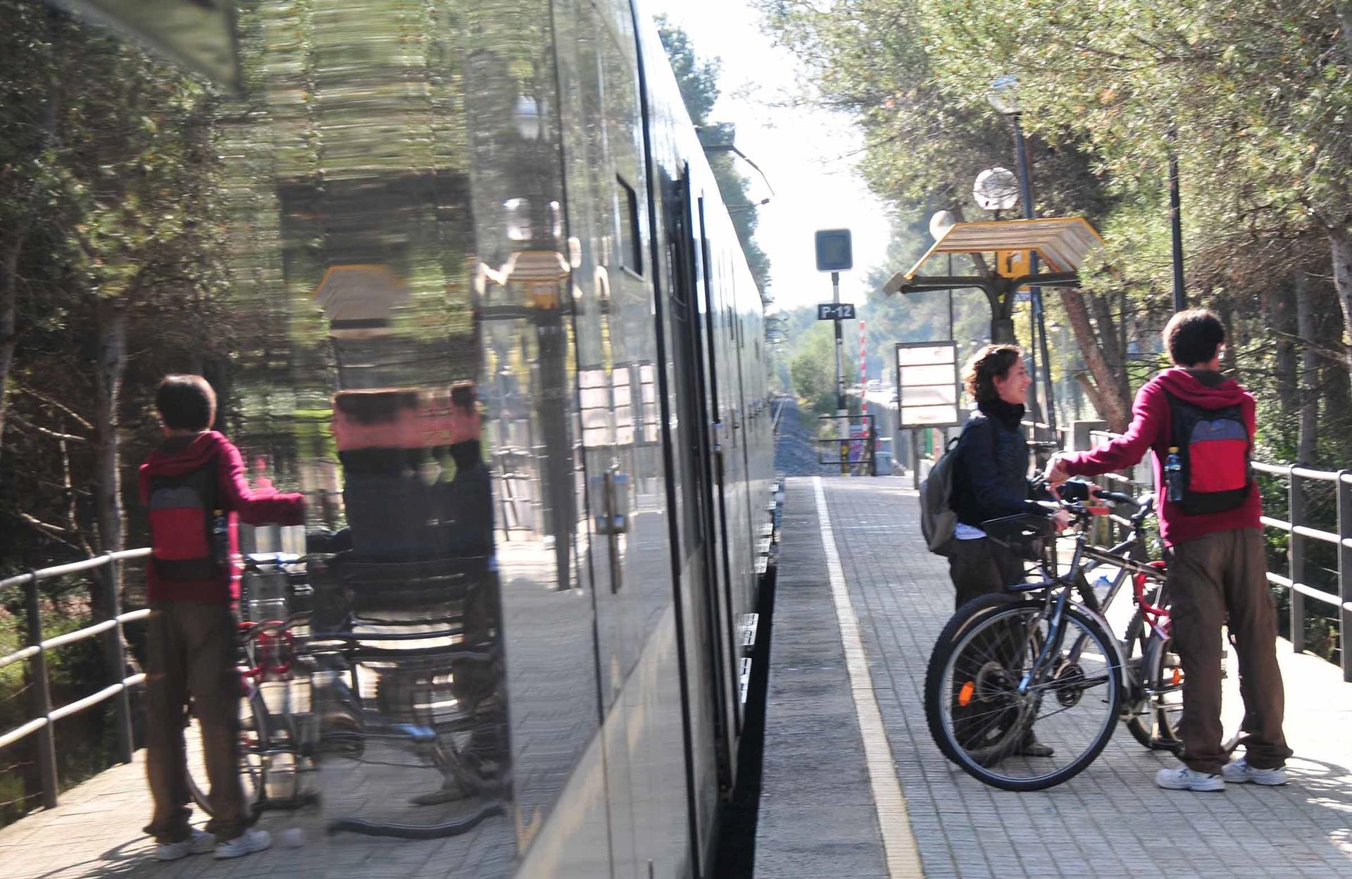 Usuarios con bicicletas en una estación de Metrovalencia