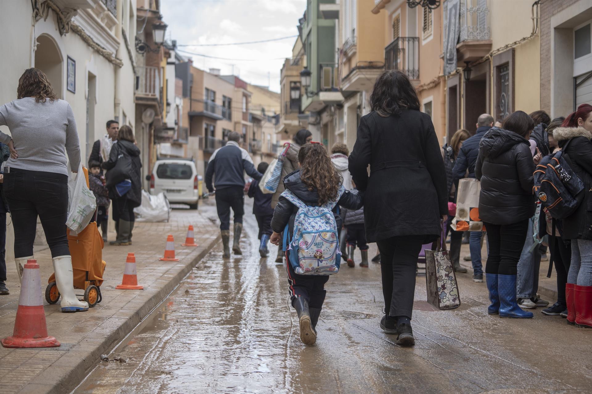 Estudiants en una localitat afectada per la DANA - Foto: Europa Press