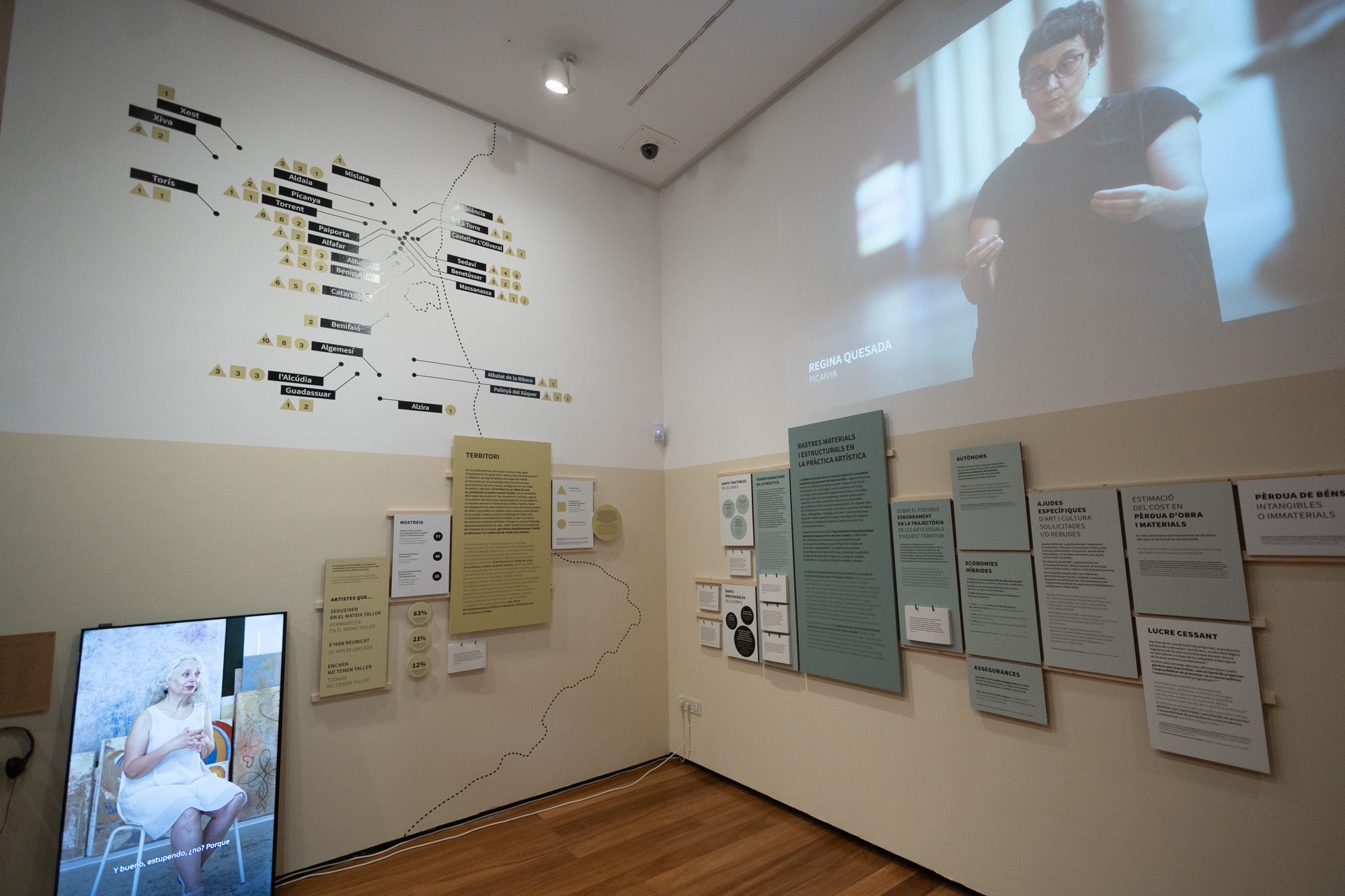 Mostra de l'exposició "Huella de la DANA" en el Centre del Carme