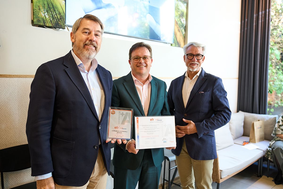 El director de l'Iniciativa efr, Roberto Martínez, entrega l'acreditació al director de Persones i Benestar de Consum, Pedro Hernández