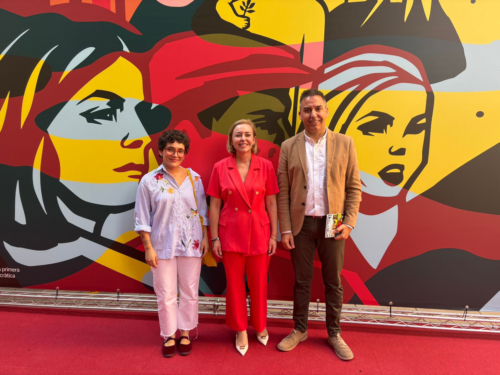 l'Alcalde de Sueca Julián Sáez, la regidora de Memòria Democràtica, Roser Viñoles i la diputada de Memòria Democràtica Natalia Enguix