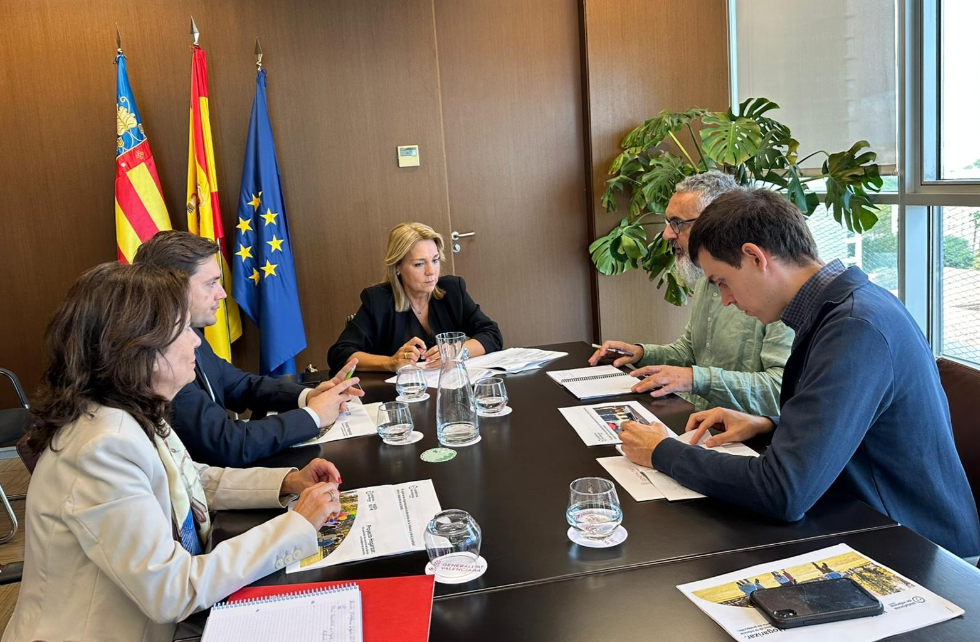 Susana Camarero durant la reunió amb representants de la Plataforma d'Organitzacions d'Infància