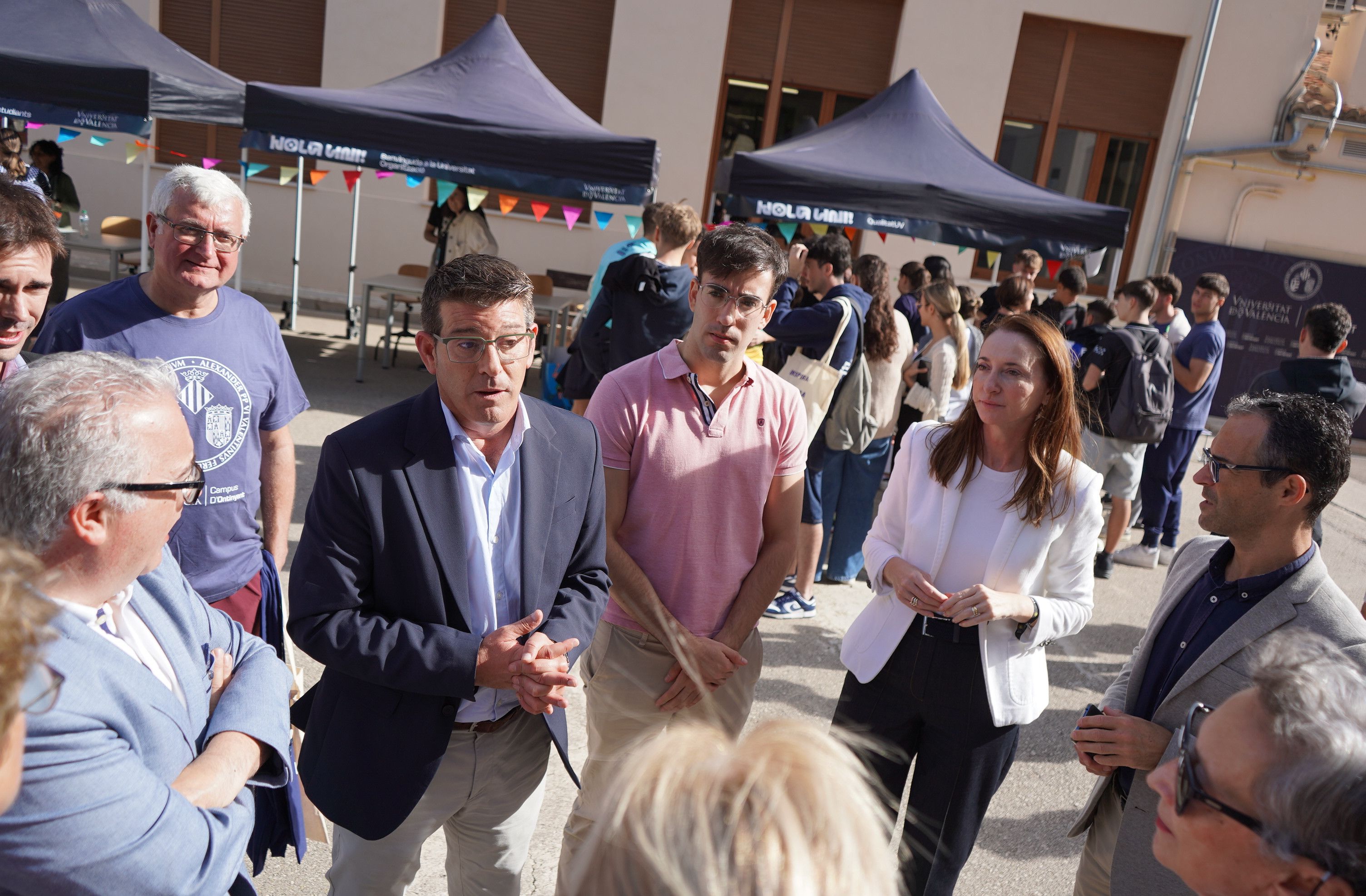 El Campus d’Ontinyent dona la benvinguda a l’alumnat universitari amb una fira amb stands, música i animació
