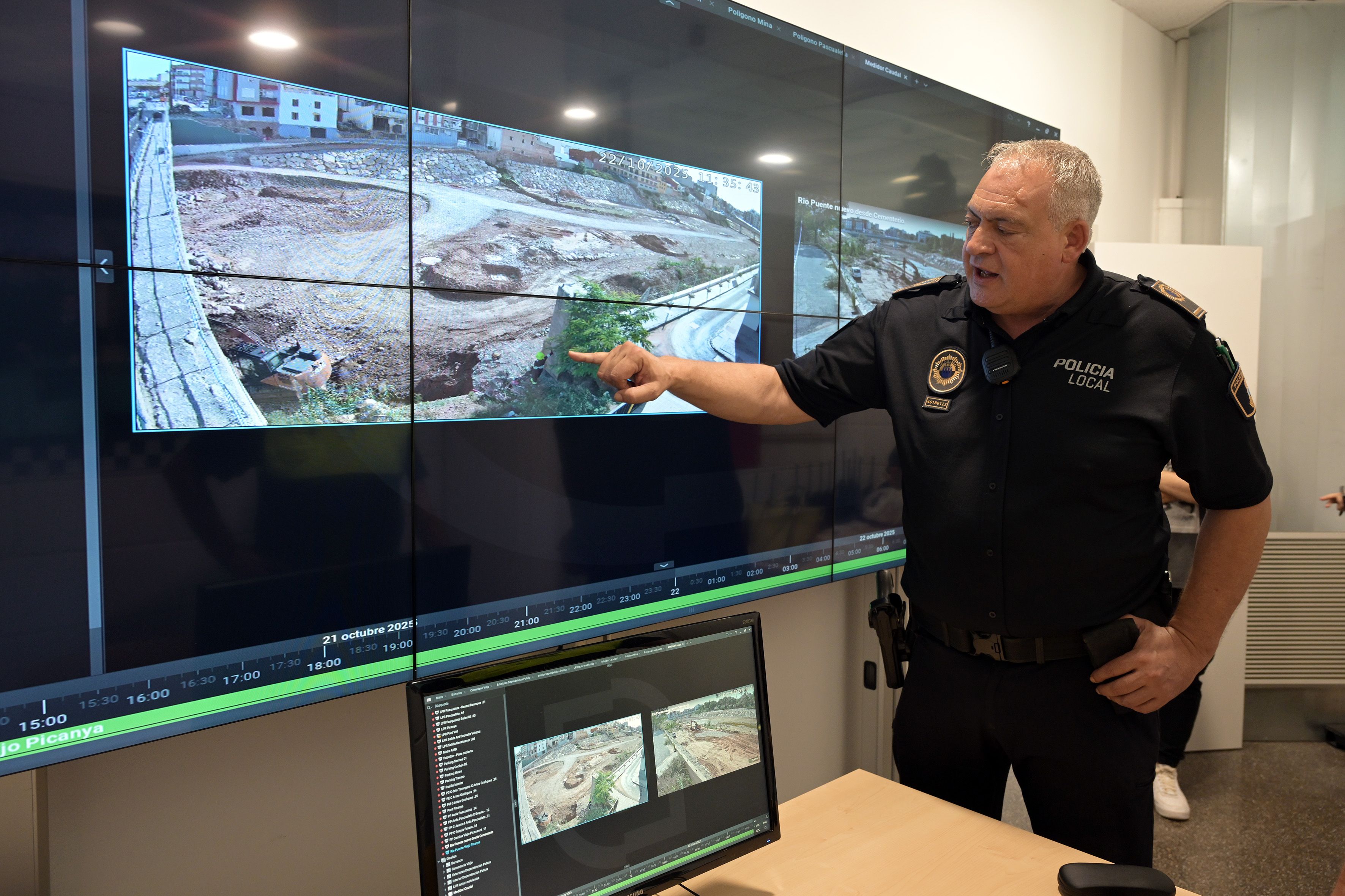 Un policía local de Paiporta muestra los nuevos medidores de caudal del barranco